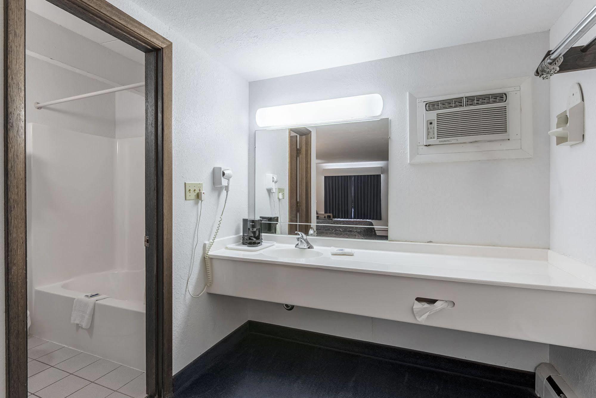 Amerivu Inn Harvest Estates New Hampton Экстерьер фото